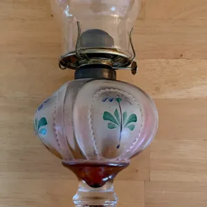 Vintage Hand-Painted Glass Oil Lamp – Floral Pattern – Clear Glass Chimney – Decorative Antique-Styl