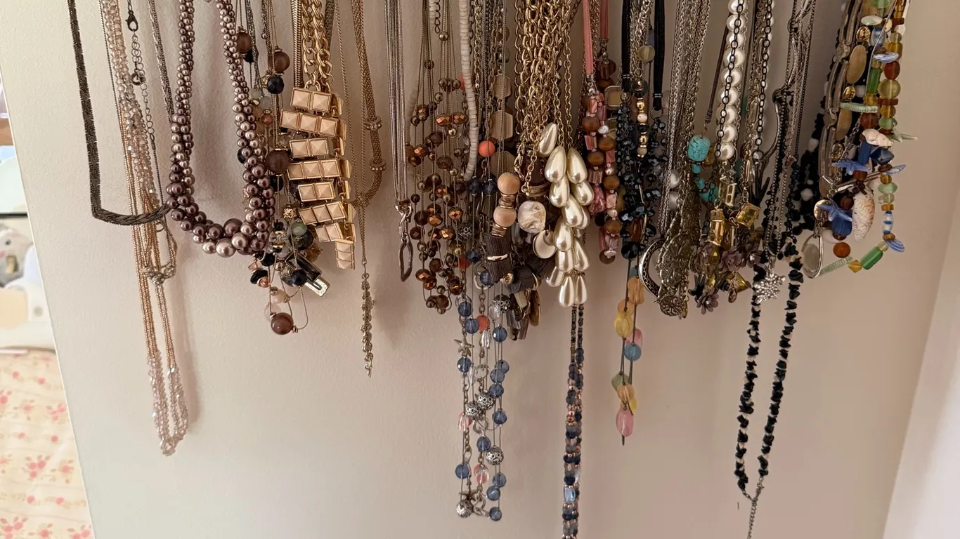 Necklace Rack & Large Collection of Vintage & Fashion Jewelry – Necklaces, Chains, Beaded Pieces, et