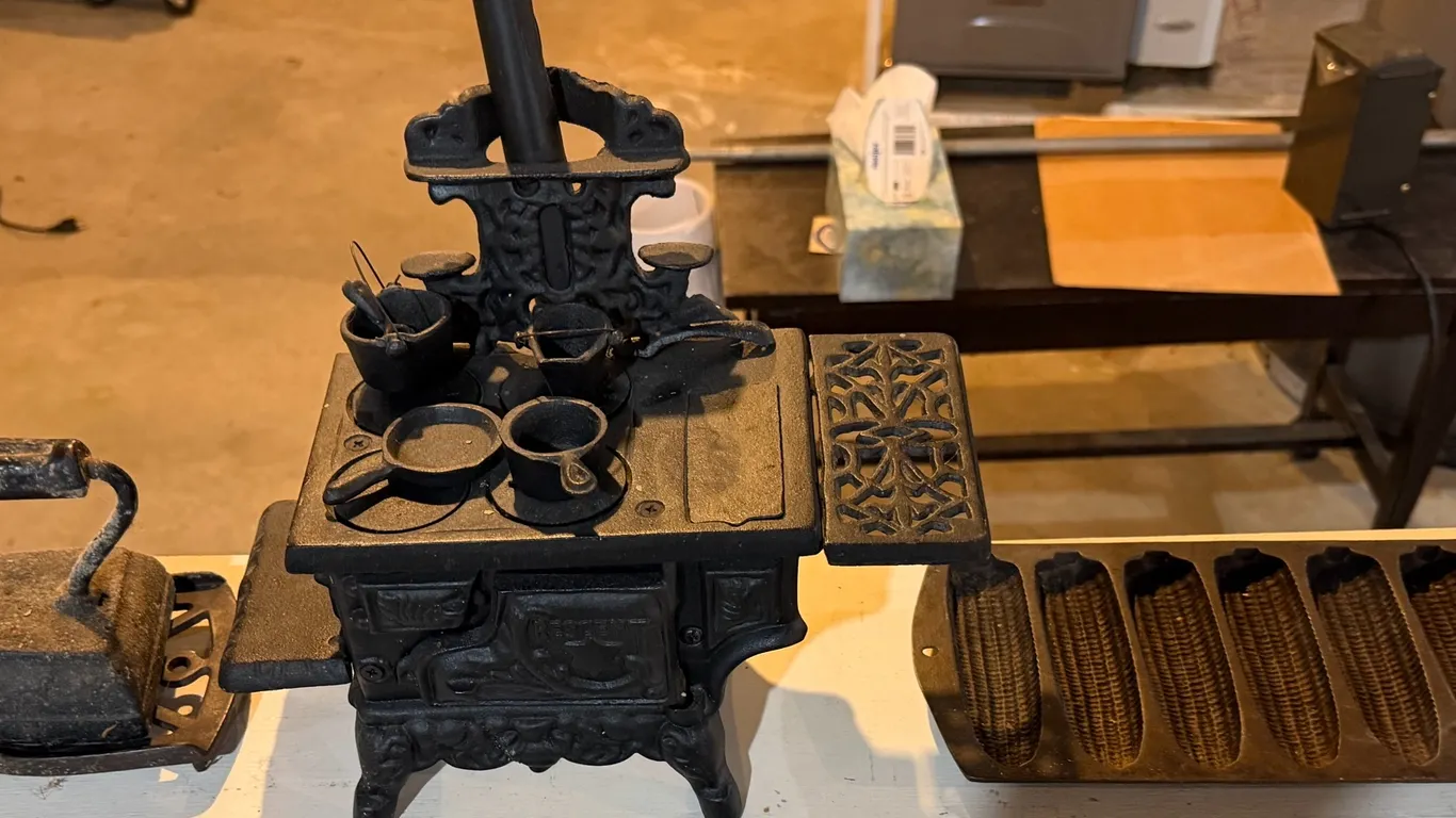 Antique Cast Iron Kitchenware Lot Stove Iron Cornbread Pan Miniature Cookware