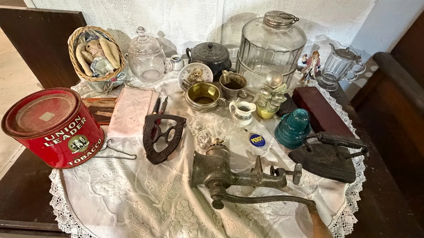 Vintage Household & Collectibles Table Lot