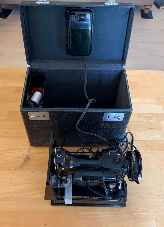 Vintage Singer Sewing Machine in Carrying Case