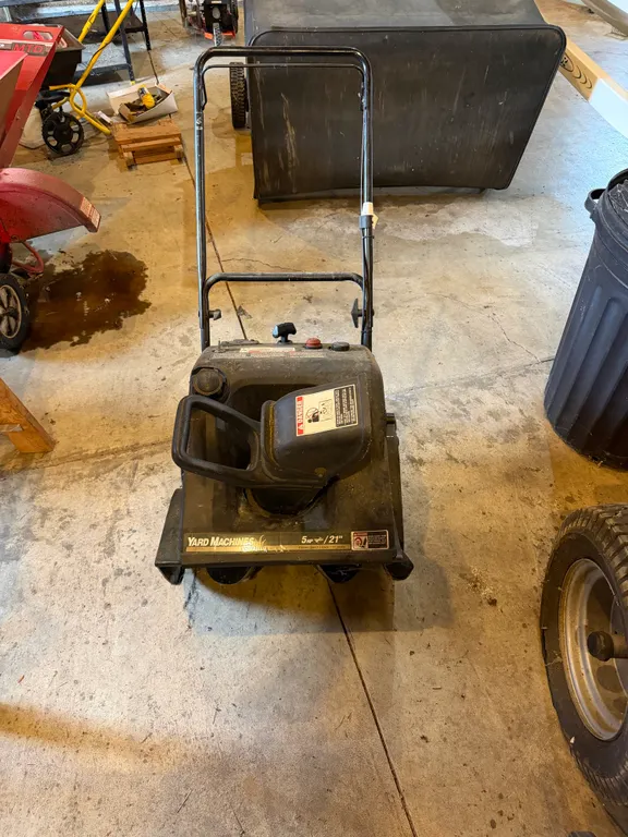 Yard Machines 5 HP 21” Gas Snow Blower / Snow Thrower