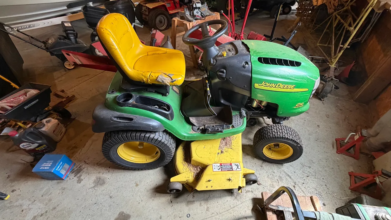 John Deere G110 Riding Lawn Mower 25 HP V-Twin 54” Deck