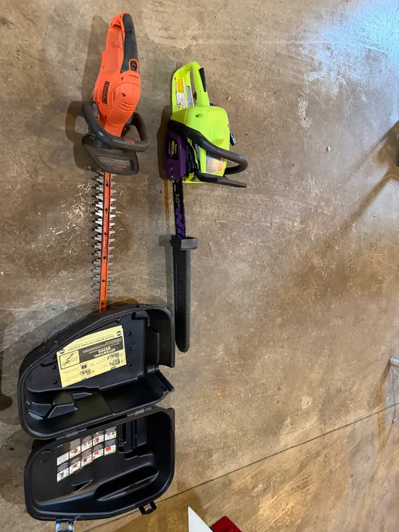Poulan Wild Thing 18” Chainsaw & Black+Decker Hedge Trimmer Lot