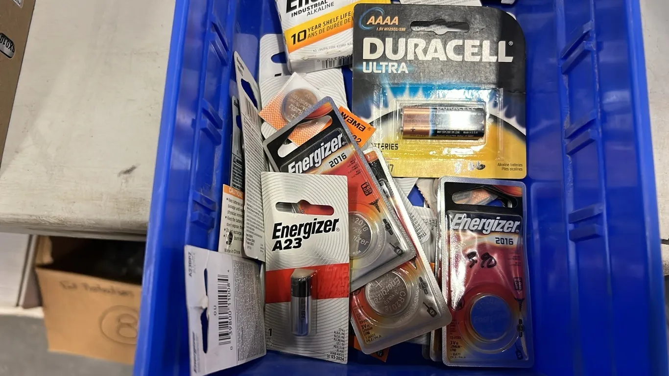 NEW/UNUSED TRAY OF ASSORTED BATTERIES