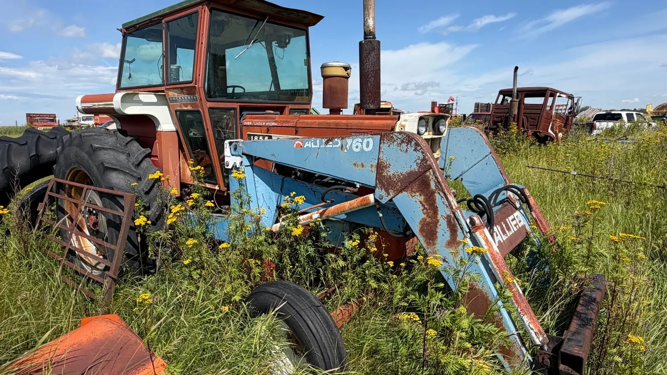 Cockshutt 1855 2wd Tractor w/ Allied 760 Loader