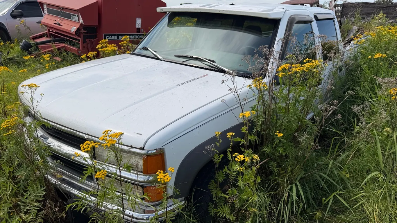 Chevrolet 6.5 Turbo Diesel Truck, Auto, 4x4, 393,507km, White