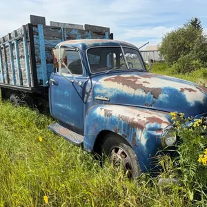 GMC 9433 Grain Truck, Running when parked, (Motor was reconditioned previously), Has Fuel Issue, Potential Fuel Tank Issue , VIN 9943302291