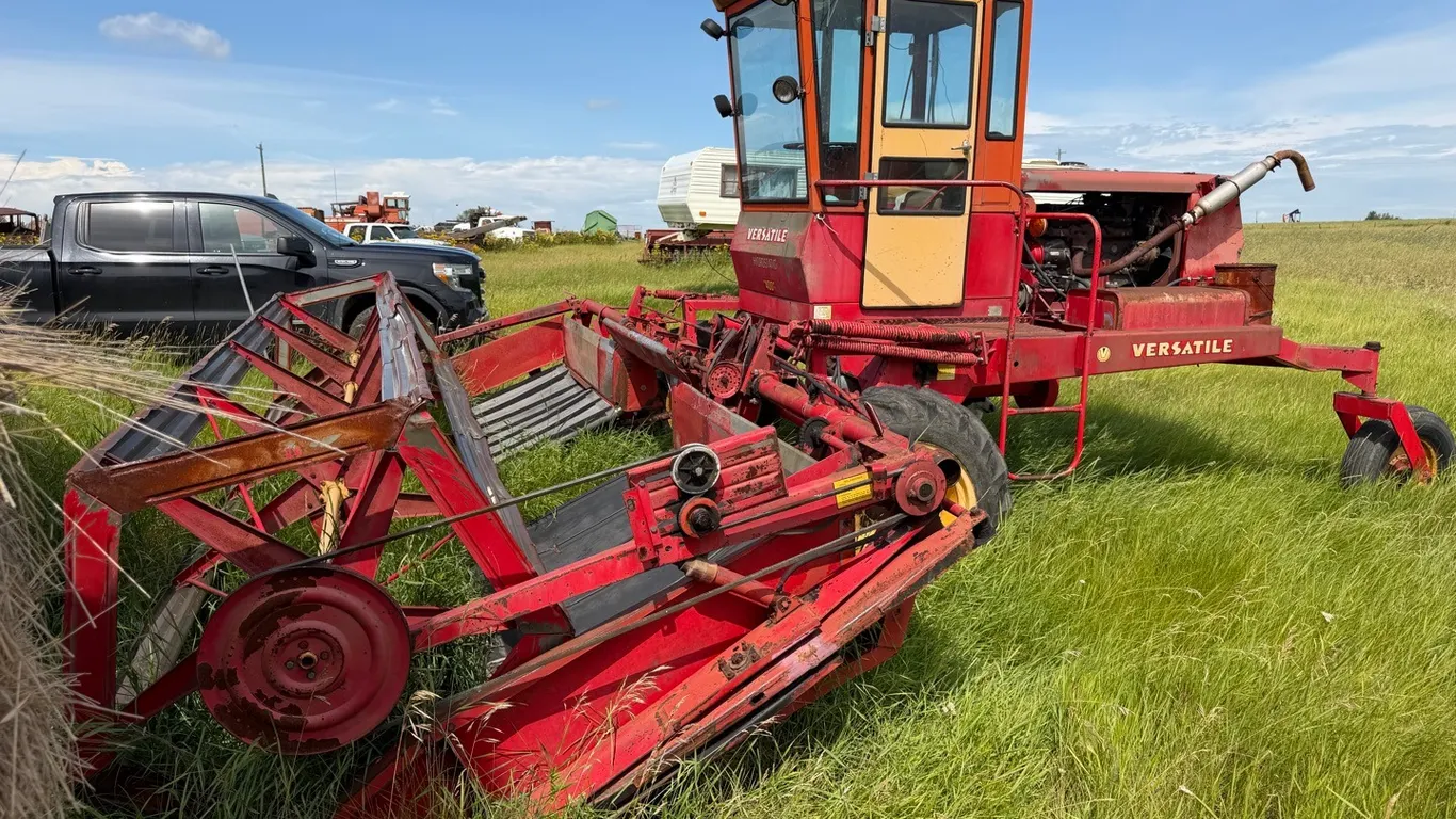 Versatile 400 Swather w/ Cab, Batt Reel, S/N 4003010781