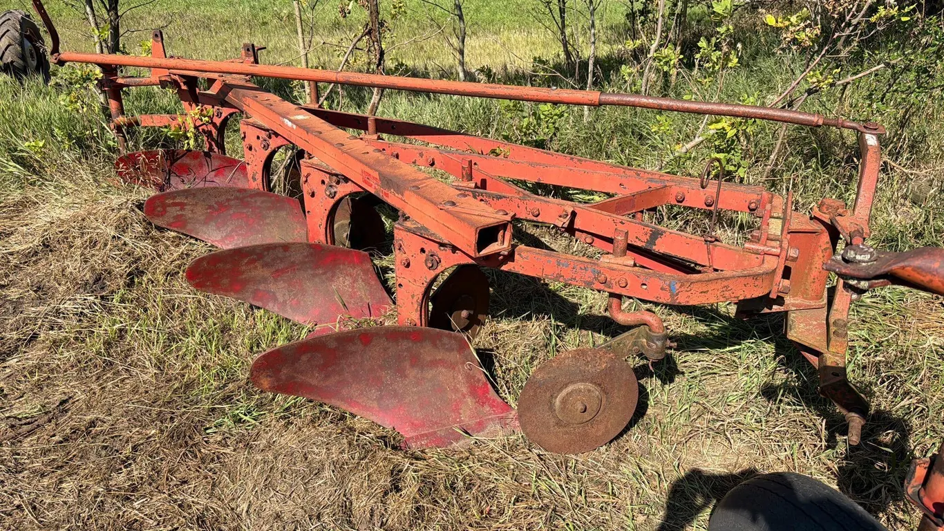 International 540 4 Bottom Plow