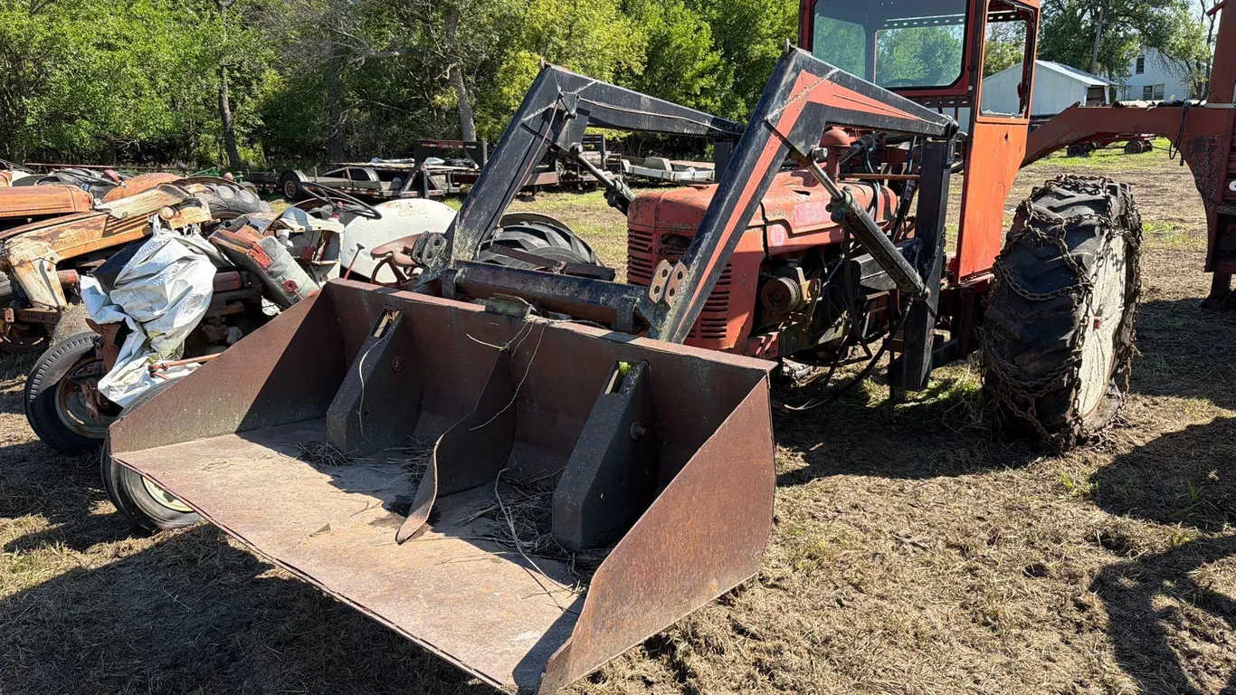 Farmall H Tractor w/ Loader