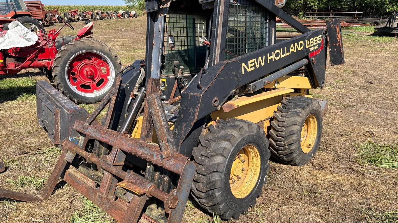 New Holland LX885 Skidloader