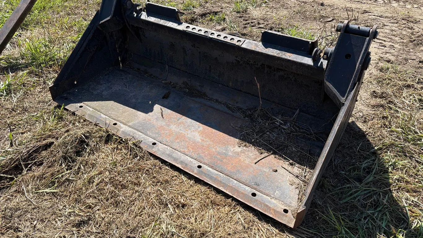 Skidloader 64” Hydraulic Bucket