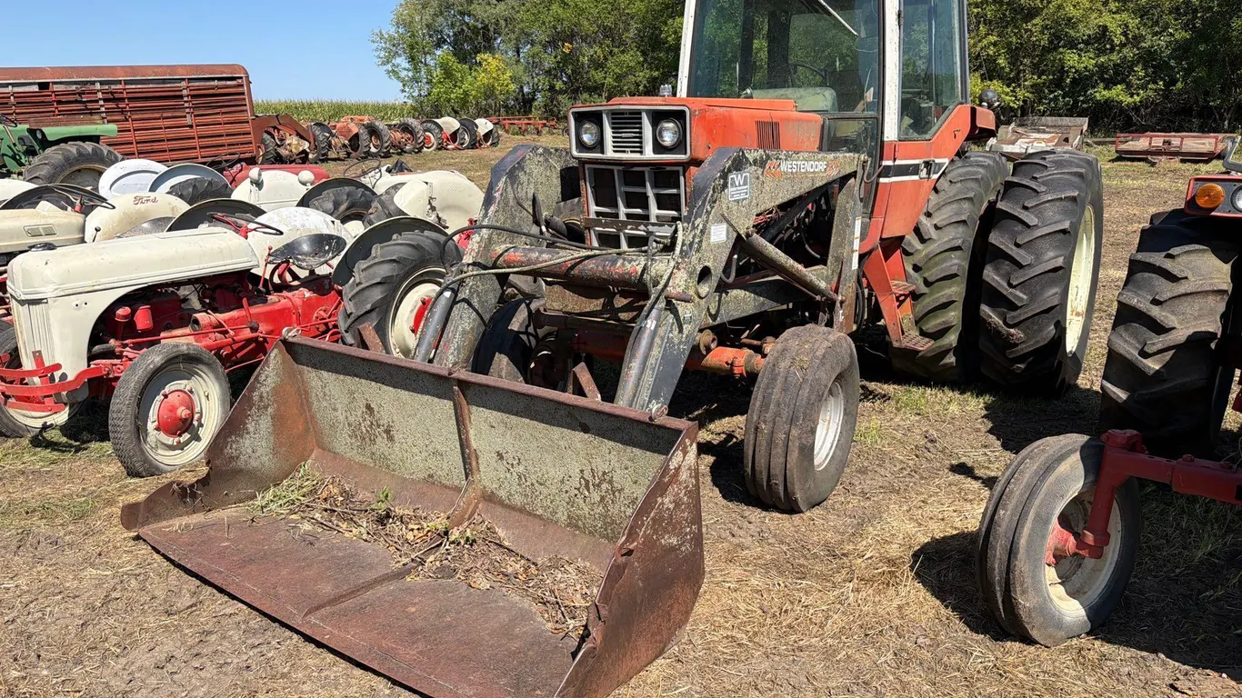 International 1086 2WD Tractor with Loader