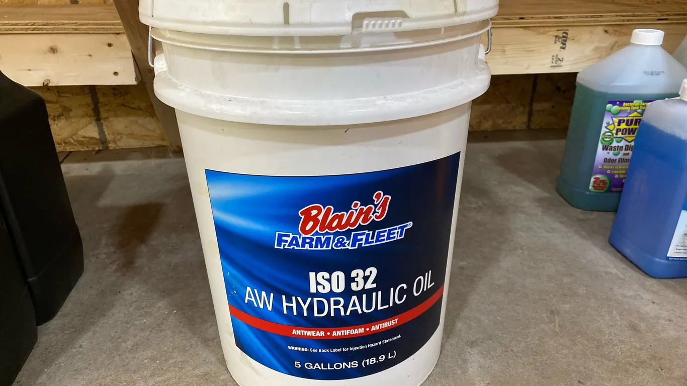 Blain's Farm & Fleet 5 Gallon ISO 32 AW Hydraulic Oil