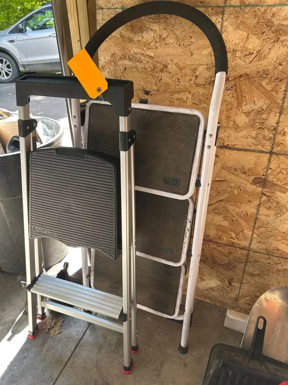 (2) Folding Step Ladders