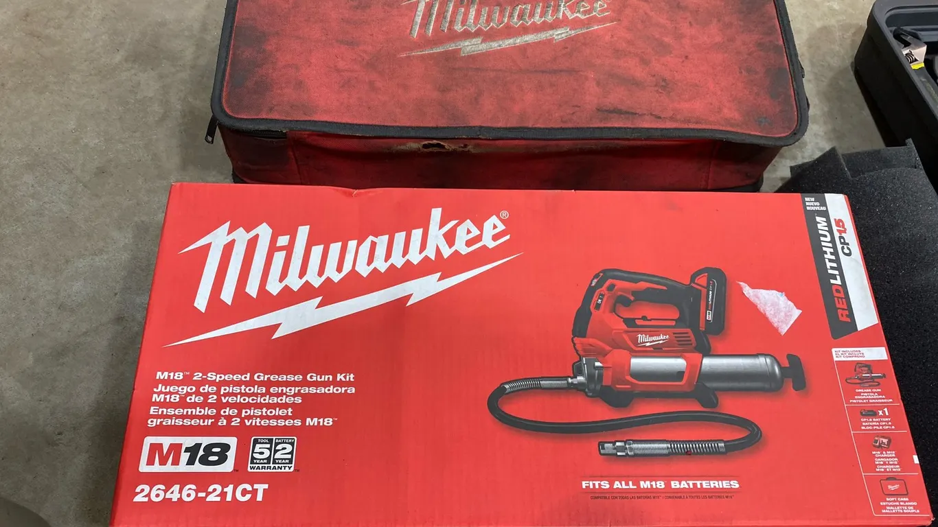 Milwaukee M18 2 Speed Grease Gun Kit