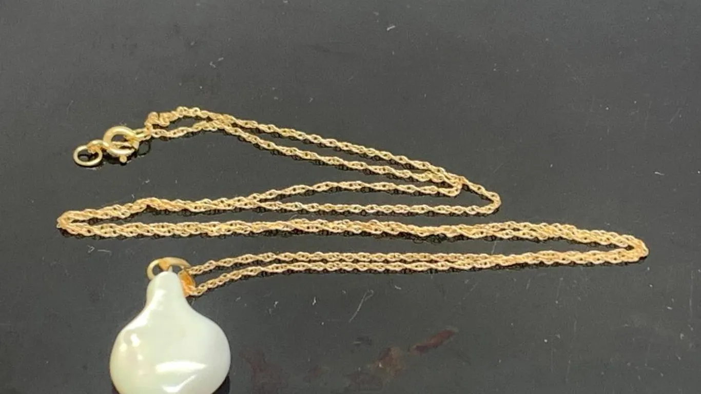 10K Yellow Gold Necklace With Mother of Pearl Pendant