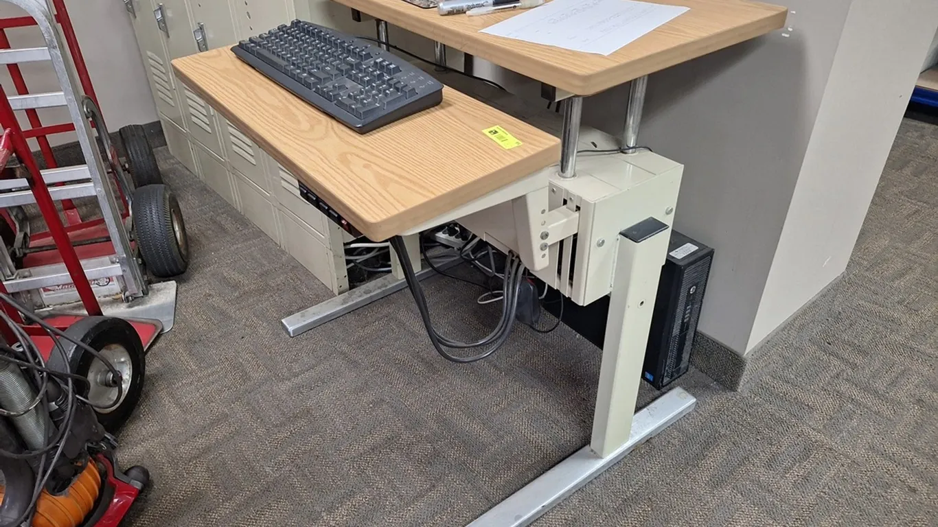 Adjustable Workstation, 29"x31"