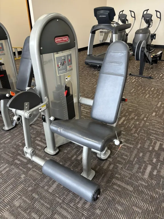 Star Trac INSTINCT Leg Extension