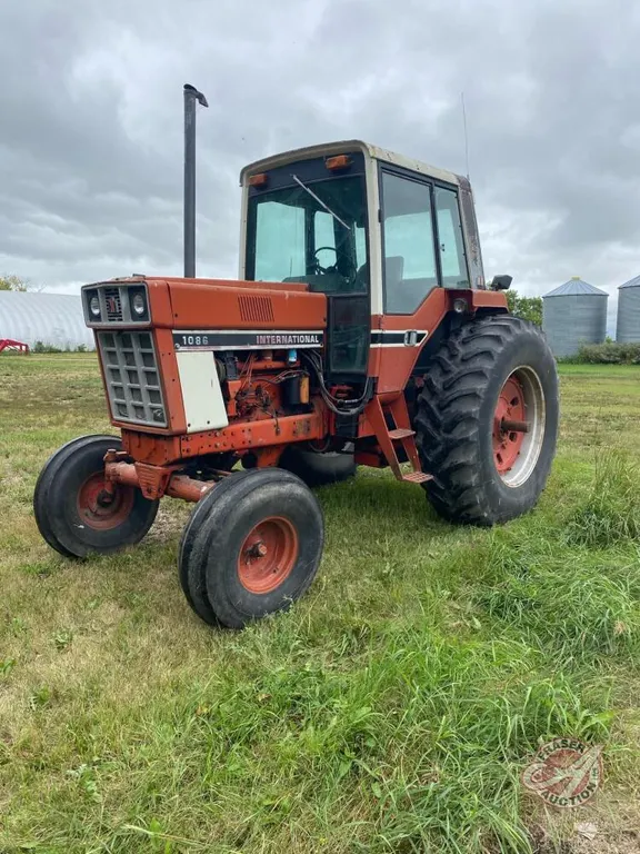 International 1086 tractor s/n63243