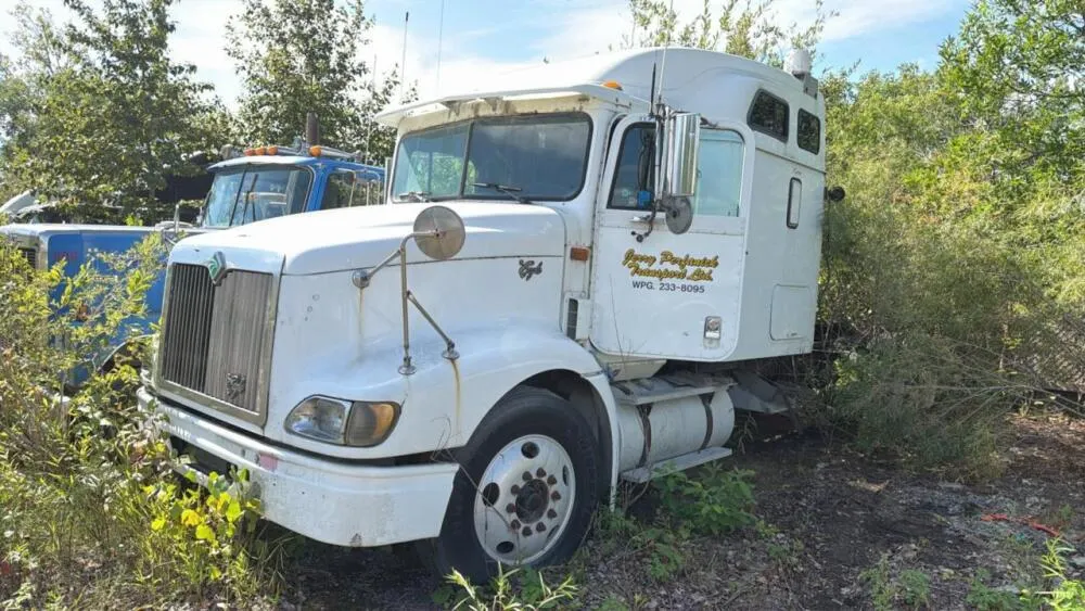 1997 International Eagle 9200 highway tractor w/bunk
