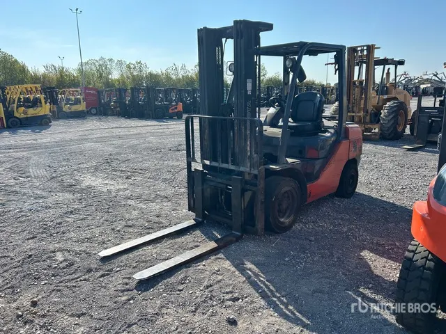 2013 Toyota 8FGU30 5620 lb Pneumatic Tire Forklift