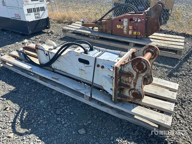 Bretec M15 24 in Hydraulic Breaker