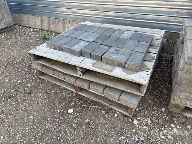 Quantity of (27) 4 in x 8 in & (115) 6 in x 6 in Bricks