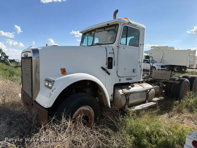 2007 Freightliner FLD120 semi truck
