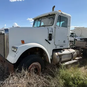 2007 Freightliner FLD120 semi truck
