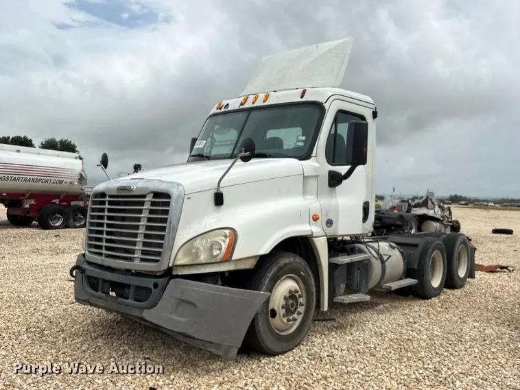 2015 Freightliner Cascadia semi truck