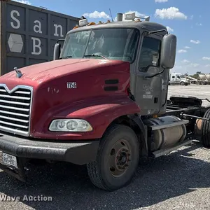 2005 Mack CXN613 semi truck