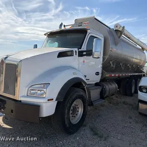 2017 Kenworth T880 feed delivery truck