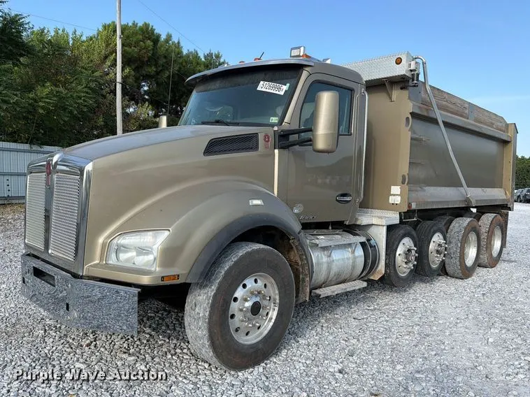 2018 Kenworth T880 dump truck