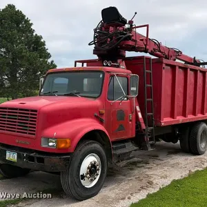 1996 International 4700 grapple truck