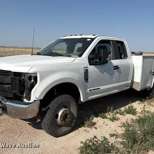 2019 Ford F350 Super Duty Ext. Cab utility bed pickup truck