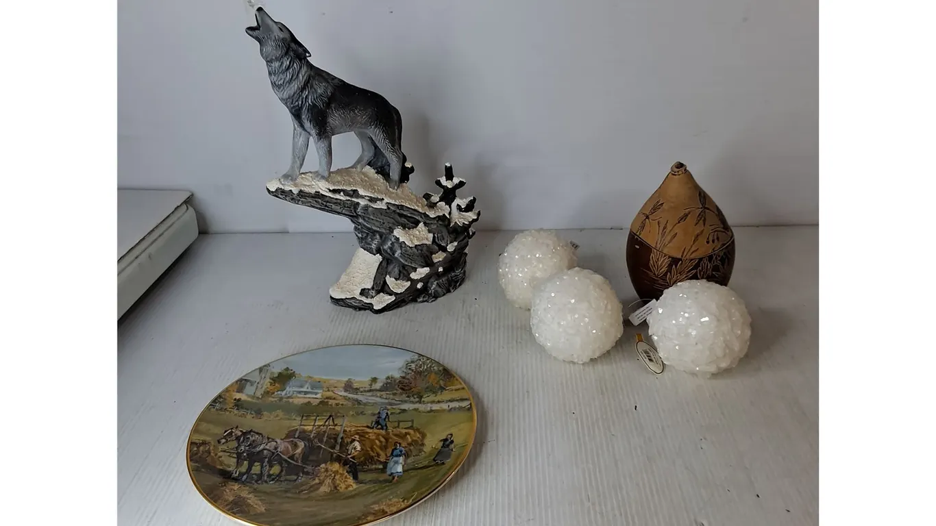 Decorative Plate, Wolf Howling Statue, Misc