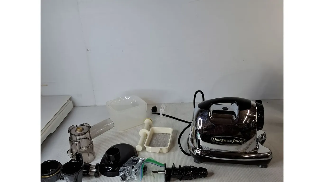 Omega Fruit & Vegetable Juicer (powers on) And Parts