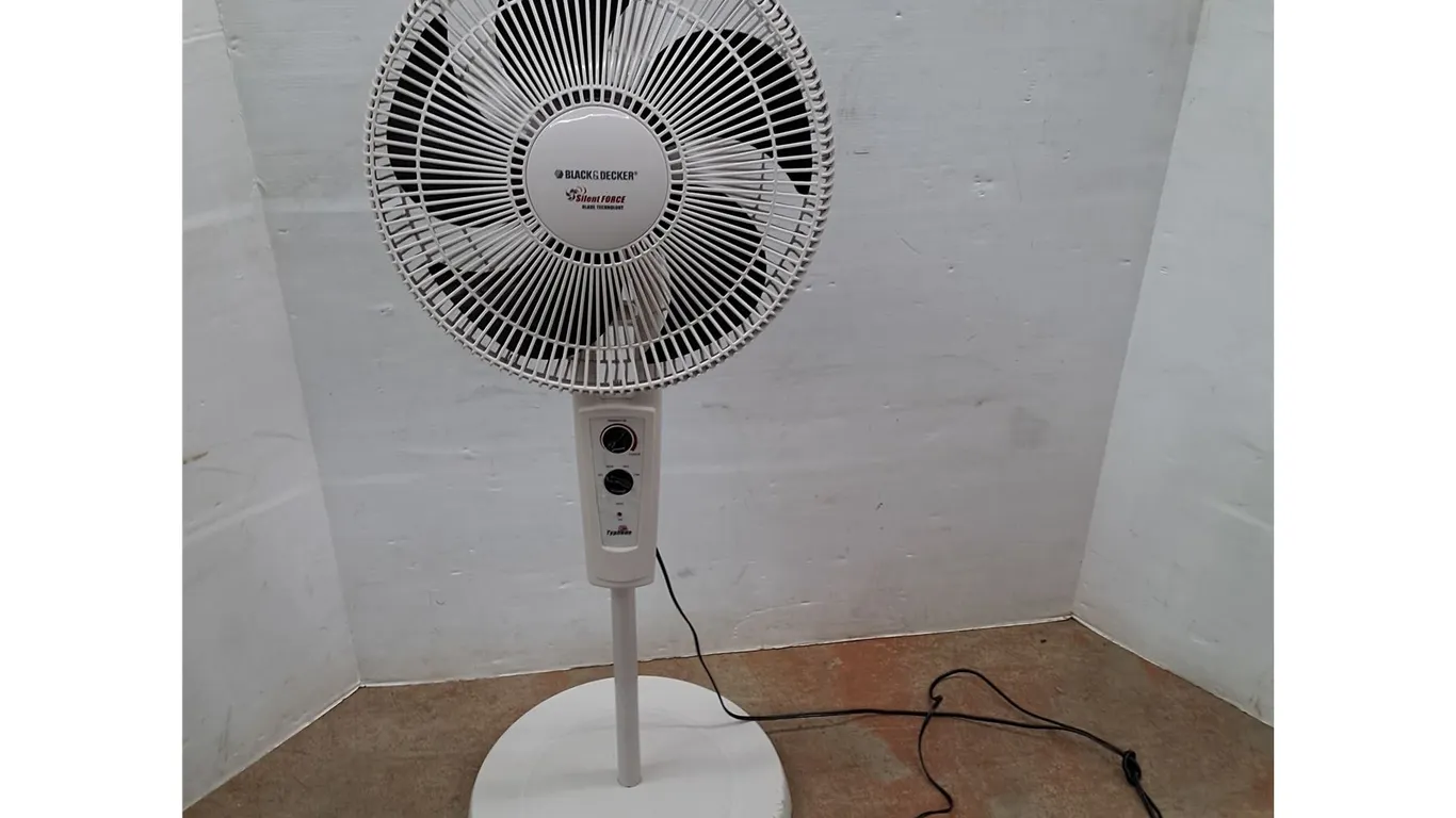 *Black & Decker Floor Fan 47"- Powers On, Can't Ship