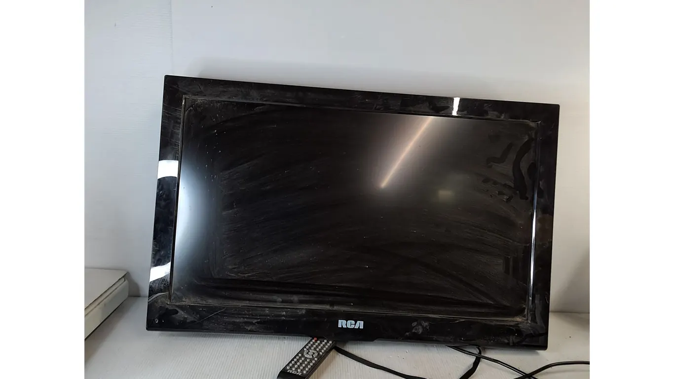32" Black RCA Flat-Screen LED/LCD HDTV (doesn't powers on, as is)