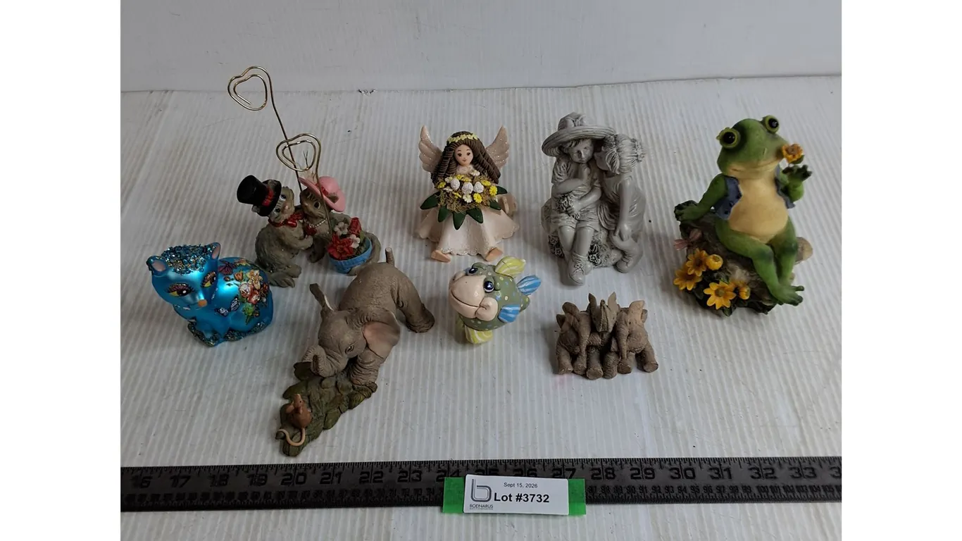 (8) Assorted Ornaments - Some As is