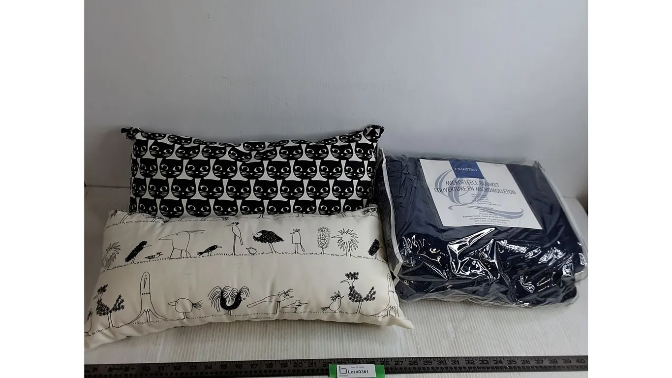 Quattro Microfleece Blanket, (2) Long Throw Pillows