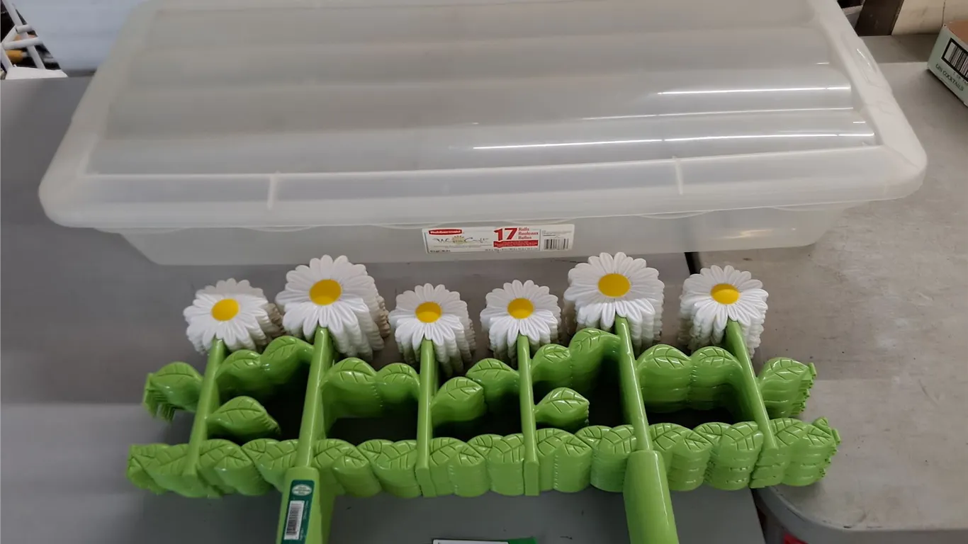 Rubbermaid Plastic Container w/Lid & Plastic Daisy Garden Decor