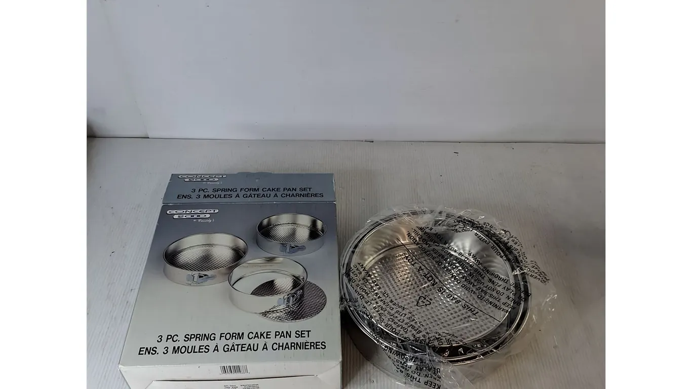 3 Piece Spring Form Cake Pan Set (NIB)