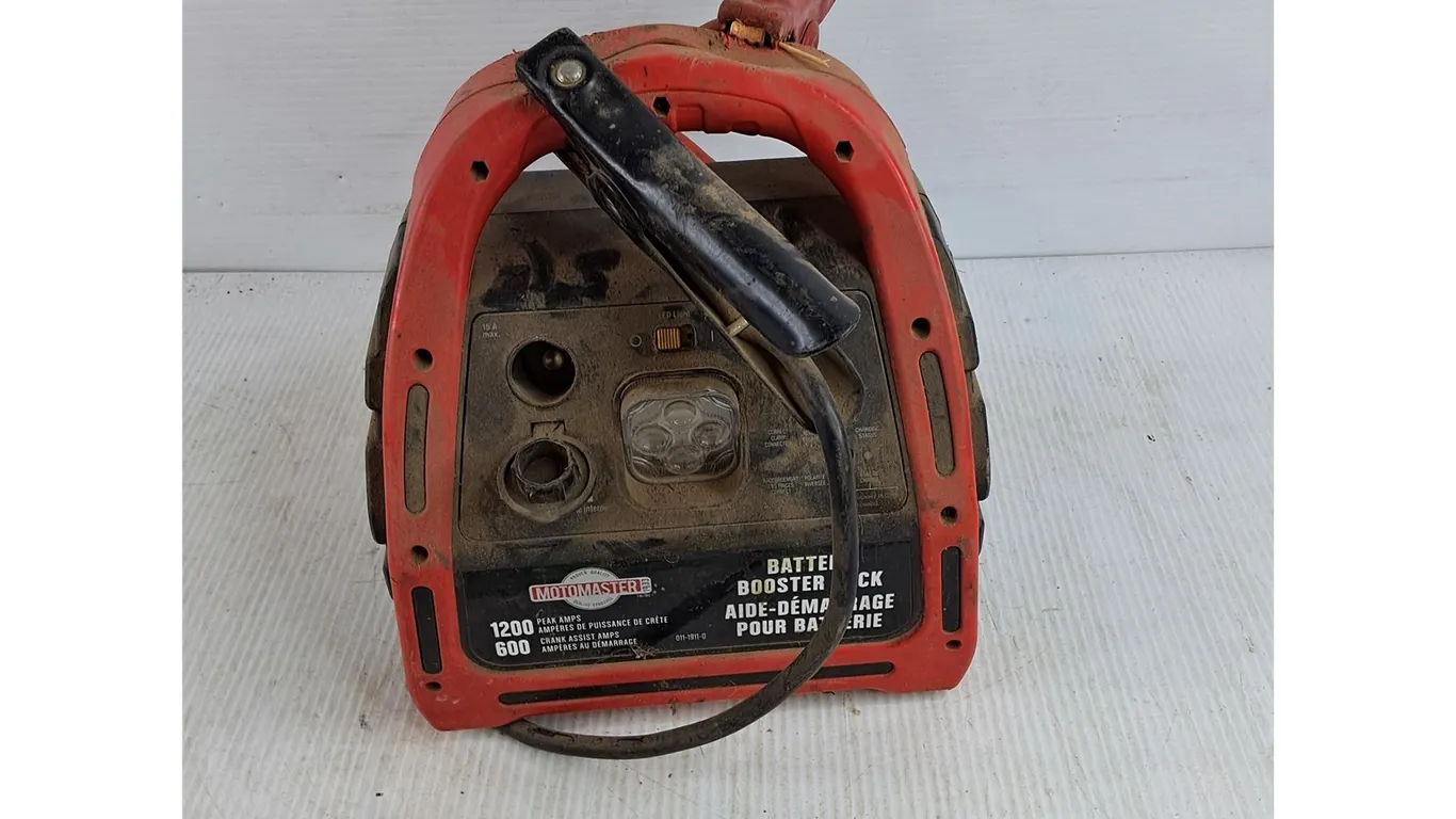 Motomaster Battery Booster Pack - Powers On, As Is