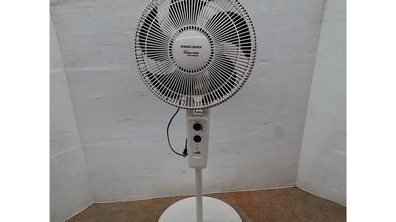 *Black & Decker Floor Fan 47"- Powers On, Can't Ship