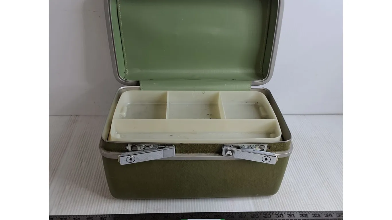 "Royal Traveller" Amenities Travel Suit Case