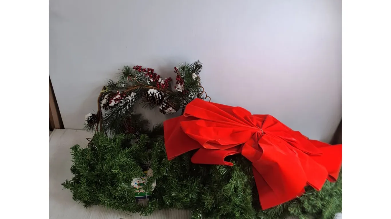 Christmas Wreath & Garlands, Large Bows