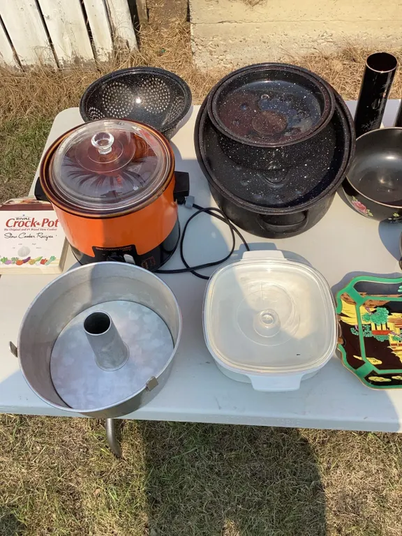 Lot: Crock-Pot, Roasting Pans, Vintage Tins, and Housewares